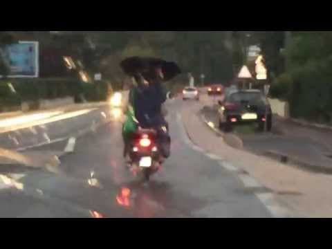 Scooter avec un parapluie